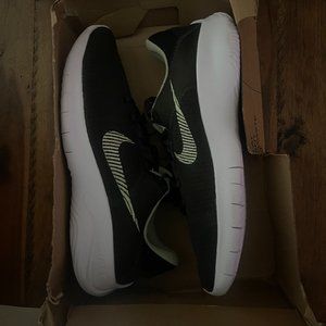 NIKE Flex Exprerience RN NN 9.5
